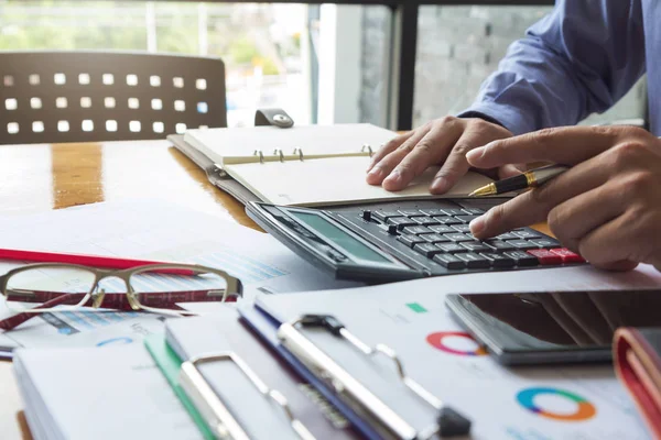 Ofiste iş ve çalışma, office iş tartışırken işadamları ekip çalışması kavramı finans planı