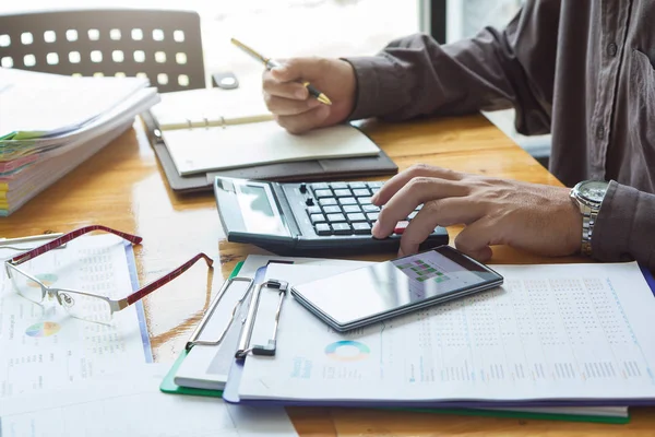 Ofiste iş ve çalışma, office iş tartışırken işadamları ekip çalışması kavramı finans planı