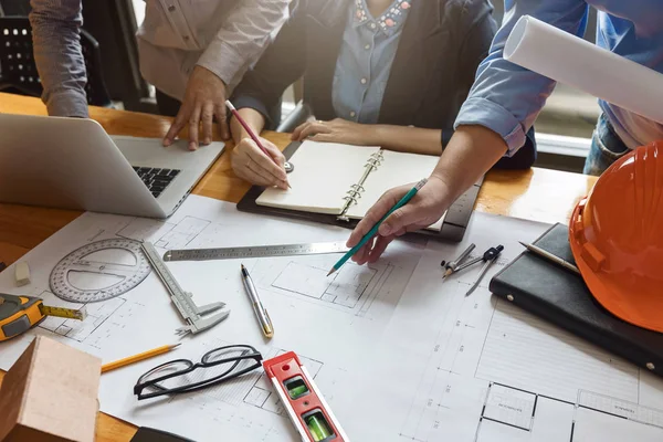 Planları ile çalışan mühendis ve mimar kavramı, mühendis mimar ve emlakçı office ekibi