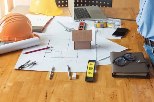 Planları ile çalışan mühendis ve mimar kavramı, mühendis mimar ve emlakçı office ekibi