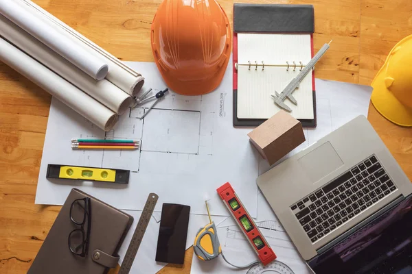 Planları ile çalışan mühendis ve mimar kavramı, mühendis mimar ve emlakçı office ekibi