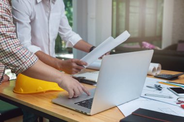 Planları ile çalışan mühendis ve mimar kavramı, mühendis mimar ve emlakçı office ekibi