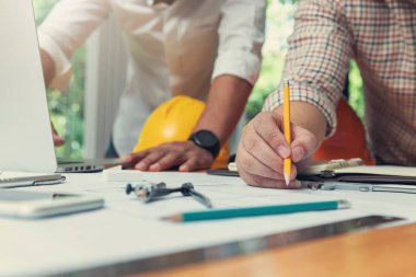 Planları ile çalışan mühendis ve mimar kavramı, mühendis mimar ve emlakçı office ekibi