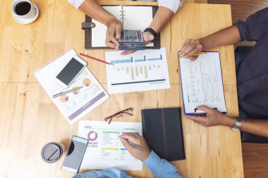 İş ve finans genel kavram-in çalışma, office Top takım çalışması iş yatırım planı Office tartışırken işadamları görünümünü