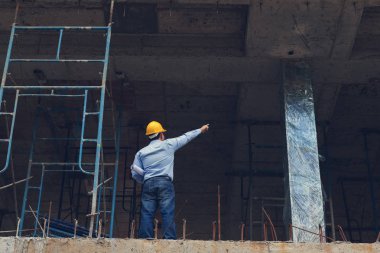 İnşaat kavramlar, mühendis ve mimar inşaat alanında planı ile çalışma