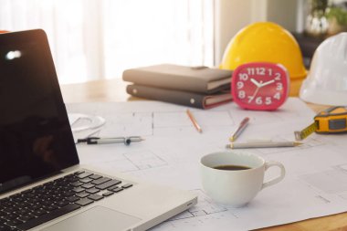 Planları ile çalışan mühendis ve mimar kavramı, mühendis mimar ve emlakçı office ekibi