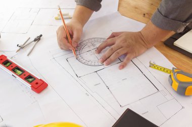 Planları ile çalışan mühendis ve mimar kavramı, mühendis mimar ve emlakçı office ekibi