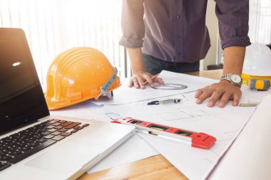 Planları ile çalışan mühendis ve mimar kavramı, mühendis mimar ve emlakçı office ekibi