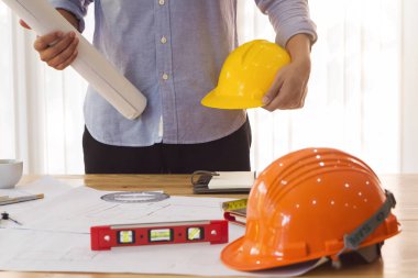 Planları ile çalışan mühendis ve mimar kavramı, mühendis mimar ve emlakçı office ekibi