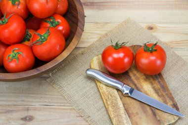 Ahşap arka plan üzerinde closeup taze olgun domates