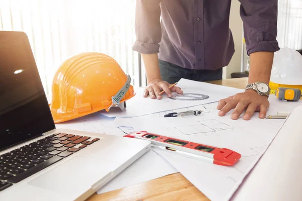 Planları ile çalışan mühendis ve mimar kavramı, mühendis mimar ve emlakçı office ekibi