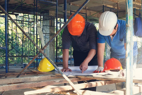 Conceptos Construcción Ingeniero Arquitecto Trabajando Sitio Construcción Con Planos — Foto de Stock