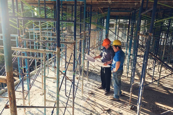 İnşaat kavramlar, mühendis ve mimar inşaat alanında planı ile çalışma