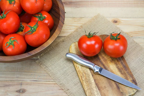 Fechar Tomates Frescos Maduros Sobre Fundo Madeira — Fotografia de Stock