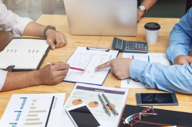 İş ve finans genel kavram-in çalışma, office Top takım çalışması iş yatırım planı Office tartışırken işadamları görünümünü