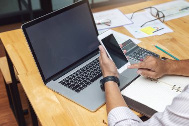 İş ve finans genel kavram-in çalışma, office Top takım çalışması iş yatırım planı Office tartışırken işadamları görünümünü