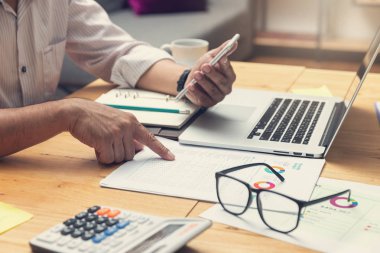 İş ve finans genel kavram-in çalışma, office Top takım çalışması iş yatırım planı Office tartışırken işadamları görünümünü