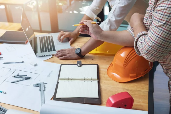 Planları ile çalışan mühendis ve mimar kavramı, mühendis mimar ve emlakçı office ekibi
