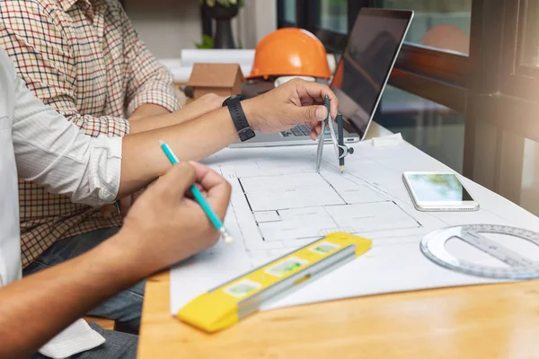 Planları ile çalışan mühendis ve mimar kavramı, mühendis mimar ve emlakçı office ekibi