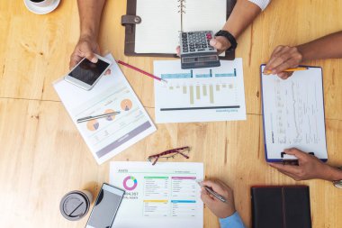 Ofiste iş ve çalışma, office iş yatırım tartışırken işadamları ekip çalışması kavramı finans planı