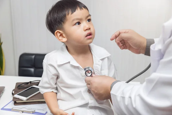 儿科医生用听诊器检查一个亚洲小男孩 — 图库照片