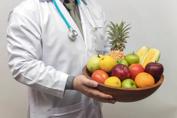 Concepto Saludable Nutricional Doctor Sosteniendo Tazón Frutas Verduras Frescas —  Fotos de Stock