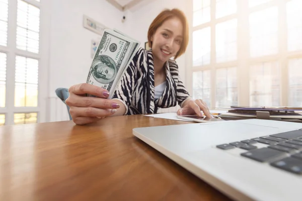 Business Financiën Concept Van Office Werkt Zakenvrouw Holding Dollar Cash — Stockfoto