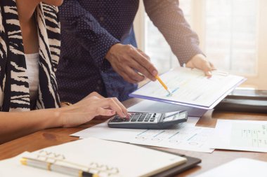 İş ve Finans office çalışma, satış analiz grafik tartışırken işadamı kavramı