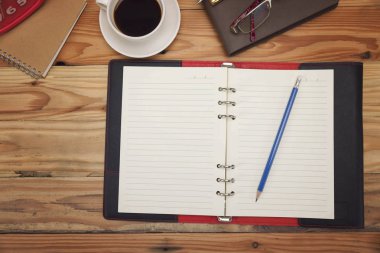 Ofis masası ile kağıt, ileti örneği ve Analizi grafiği üstten görünüm.