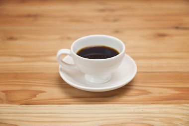 Ahşap masa üzerinde kupa kahve kapatmak