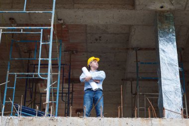 İnşaat kavramlar, mühendis ve mimar inşaat alanında planı ile çalışma
