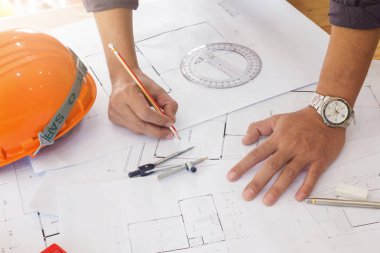 Planları ile çalışan mühendis ve mimar kavramı, mühendis mimar ve emlakçı office ekibi