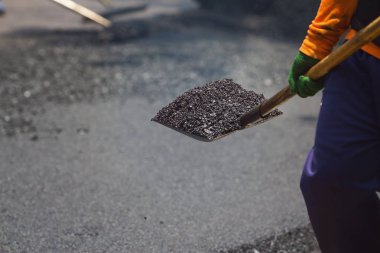 Yol çalışması sitedeki işçisi