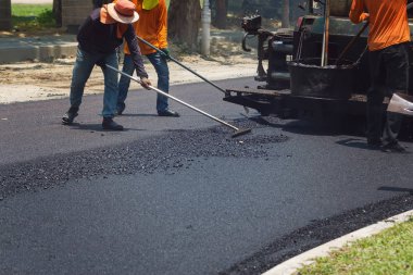 Yol çalışması sitedeki işçisi