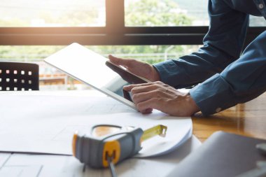 Planları ile çalışan mühendis ve mimar kavramı, mühendis mimar ve emlakçı office ekibi