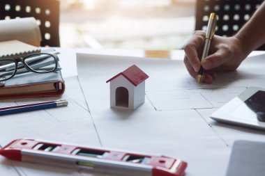 Planları ile çalışan mühendis ve mimar kavramı, mühendis mimar ve emlakçı office ekibi