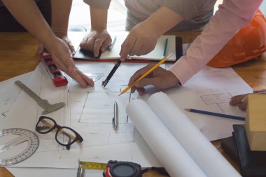 Planları ile çalışan mühendis ve mimar kavramı, mühendis mimar ve emlakçı office ekibi