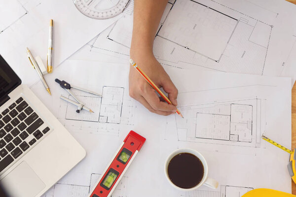 Концепция инженера и архитектора, инженеры-архитекторы и команда агентов по недвижимости, работающих с чертежами
