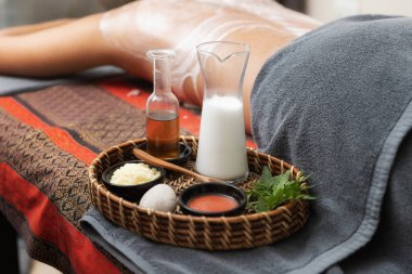 Asyalı kadının tuz fırçalama Masaj Spa.