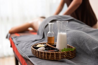 Asyalı kadının tuz fırçalama Masaj Spa.