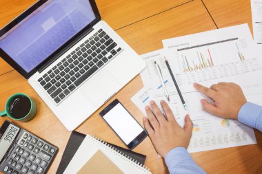 İş ve Finans office çalışma, satış analiz grafik tartışırken işadamı kavramı