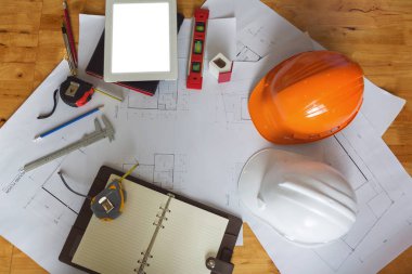 Planları ile çalışan mühendis ve mimar kavramı, mühendis mimar ve emlakçı office ekibi