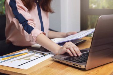 İş ve finans kavramı, kahve fincanı tutarak ve satış analizi grafiği kafede tartışırken iş kadını