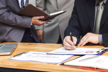 Ofiste iş ve çalışma, office iş yatırım tartışırken işadamları ekip çalışması kavramı finans planı
