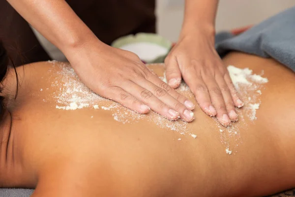 Mulher Asiática Desfrutando Uma Massagem Esfoliação Sal Spa — Fotografia de Stock