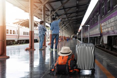 Seyahat tren Tayland Chiang Mai tren istasyonunda bekleyen eşyalarını adamla Asya seyahat