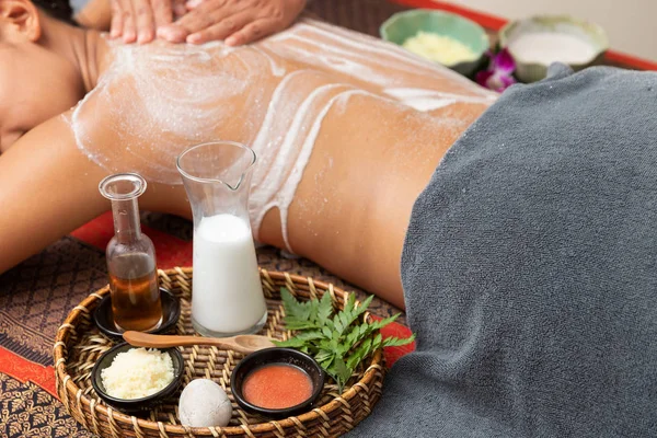 Mulher Asiática Desfrutando Uma Massagem Esfoliação Sal Spa — Fotografia de Stock