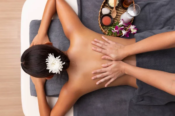 Mulher Asiática Desfrutando Uma Massagem Esfoliação Sal Spa — Fotografia de Stock