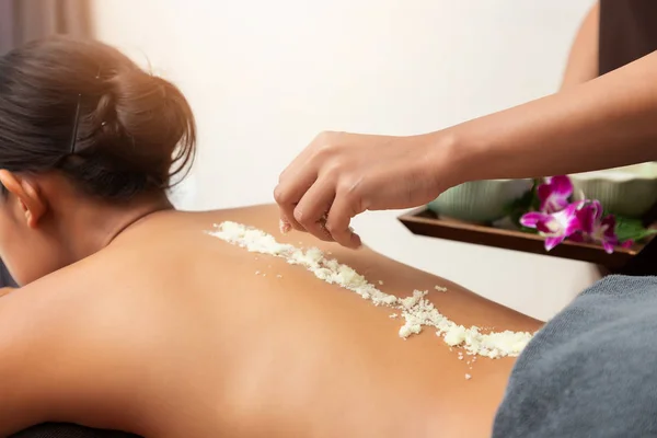 Asiatisk Kvinna Njuter Saltskrubb Massage Spa — Stockfoto