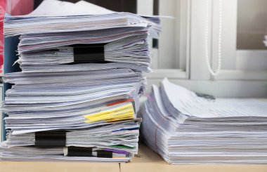 İş ve ekonomi kavramı ofis ofis masasında iş kağıt yığınını tamamlanmamış belgeler yığını çalışma,